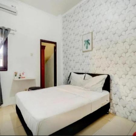 Готель Reddoorz Near Plaza Araya Malang Blimbing  Екстер'єр фото