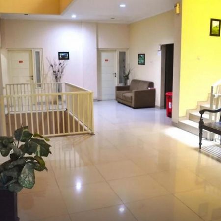Готель Reddoorz Near Plaza Araya Malang Blimbing  Екстер'єр фото
