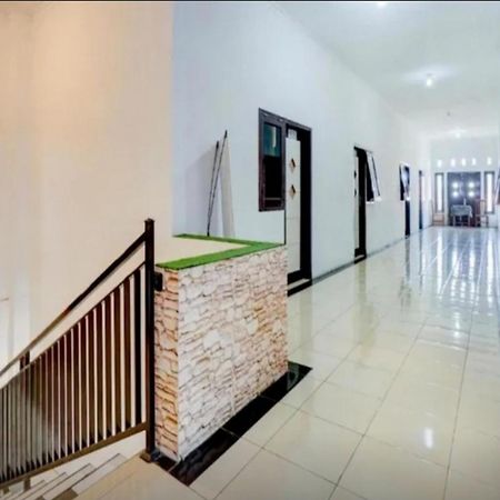 Готель Reddoorz Near Plaza Araya Malang Blimbing  Екстер'єр фото