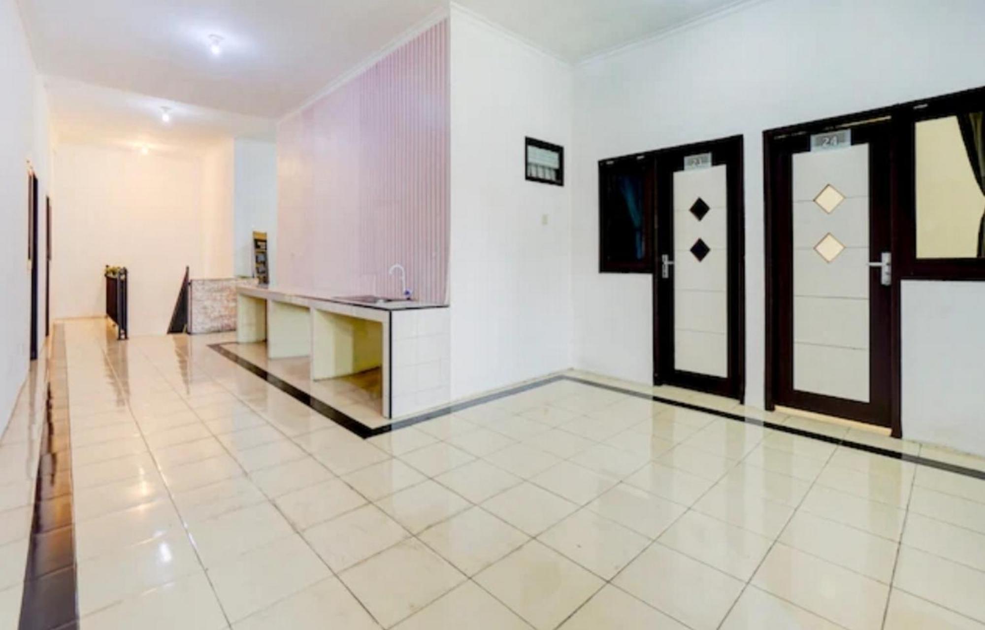 Готель Reddoorz Near Plaza Araya Malang Blimbing  Екстер'єр фото
