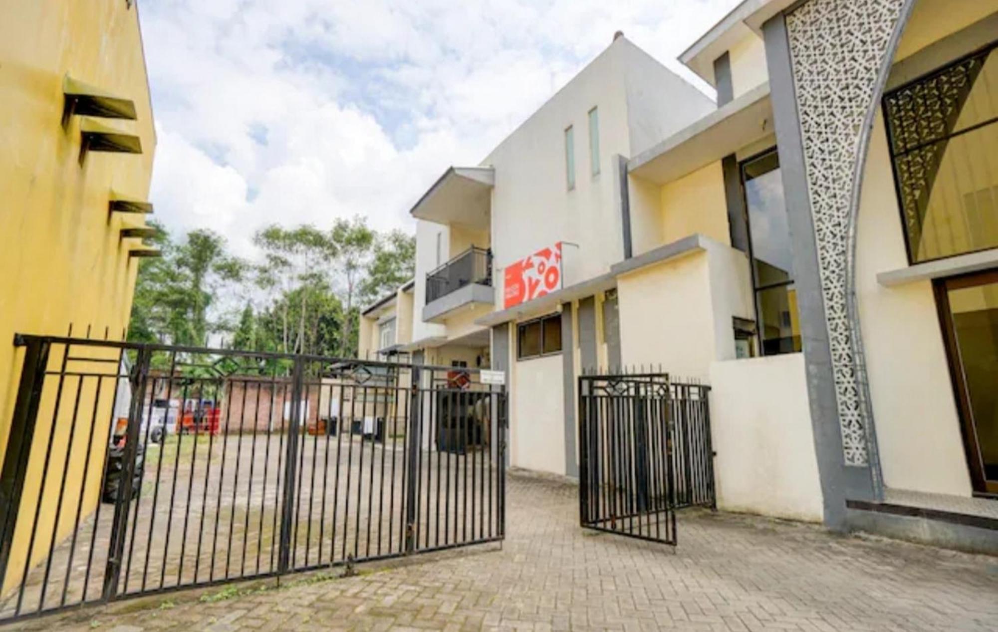 Готель Reddoorz Near Plaza Araya Malang Blimbing  Екстер'єр фото