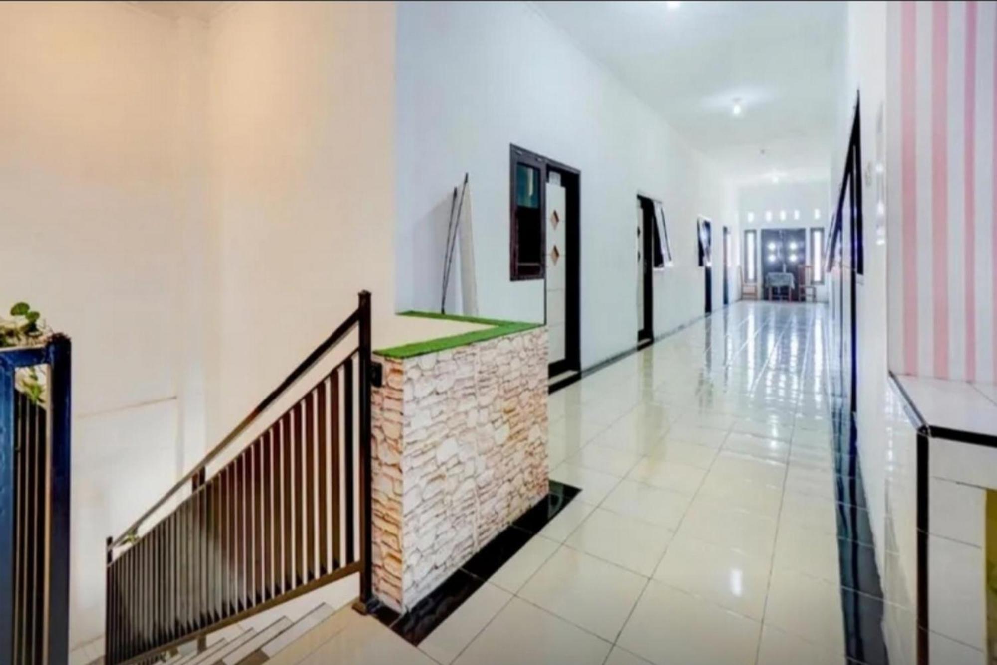 Готель Reddoorz Near Plaza Araya Malang Blimbing  Екстер'єр фото