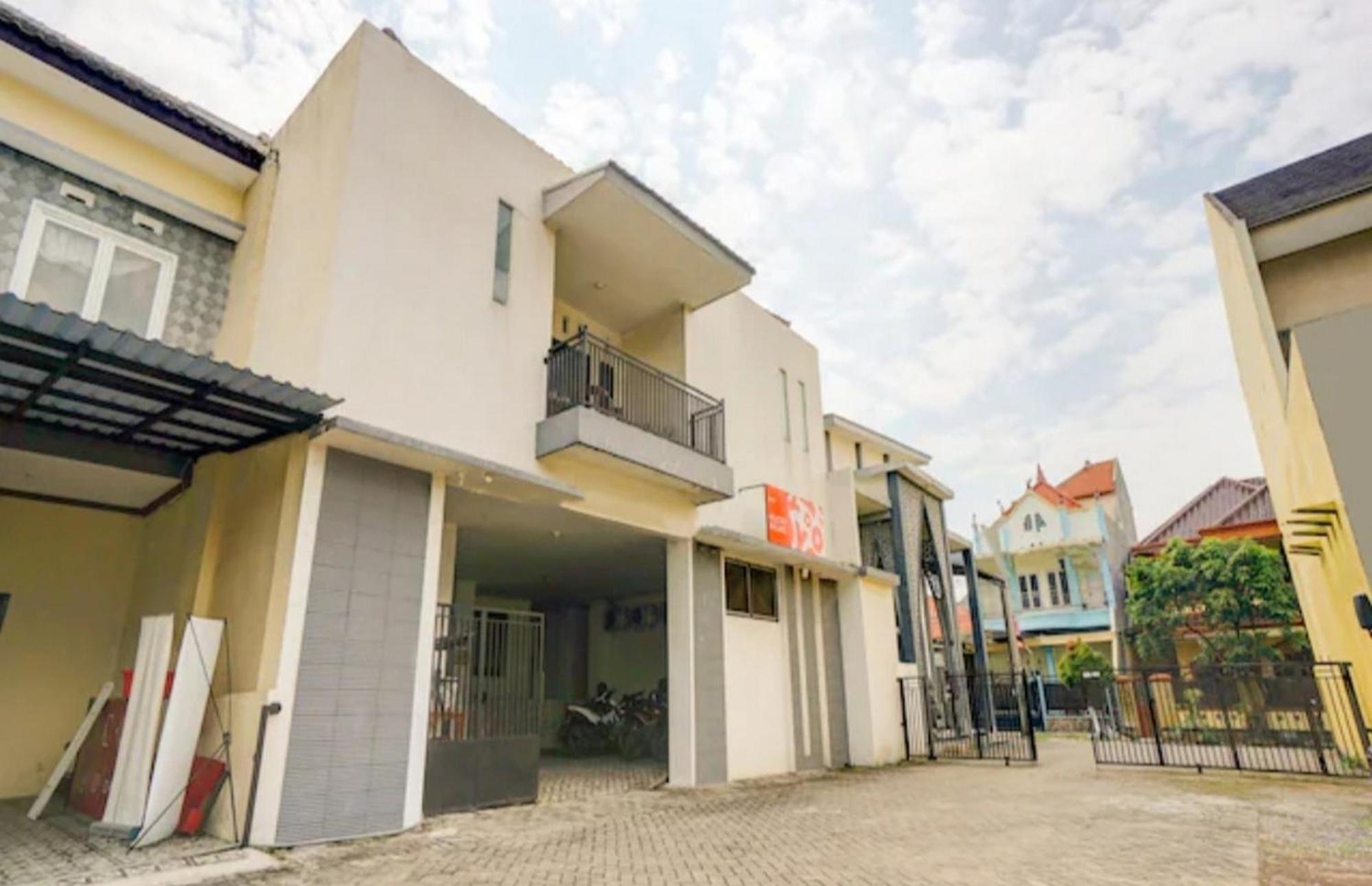 Готель Reddoorz Near Plaza Araya Malang Blimbing  Екстер'єр фото